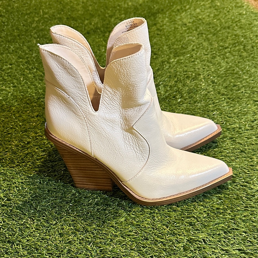 Jessica Simpson Cream Heeled Boots